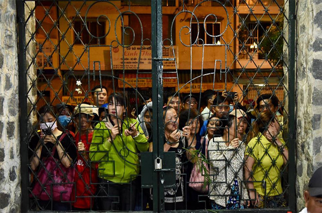 Trèo cây, đu cột để giành chỗ livestream trong lúc chôn cất linh cữu cố NS Anh Vũ - 5