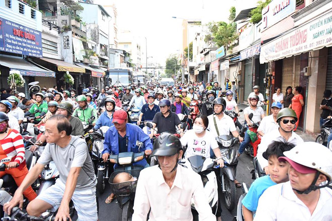 Trèo cây, đu cột để giành chỗ livestream trong lúc chôn cất linh cữu cố NS Anh Vũ - 11