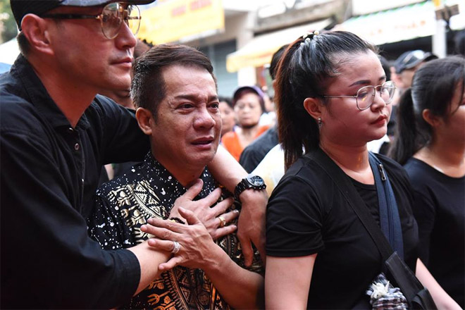 Trèo cây, đu cột để giành chỗ livestream trong lúc chôn cất linh cữu cố NS Anh Vũ - 8