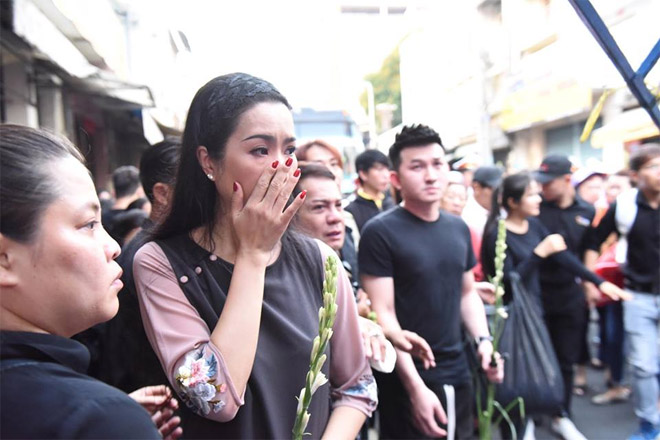 Trèo cây, đu cột để giành chỗ livestream trong lúc chôn cất linh cữu cố NS Anh Vũ - 9