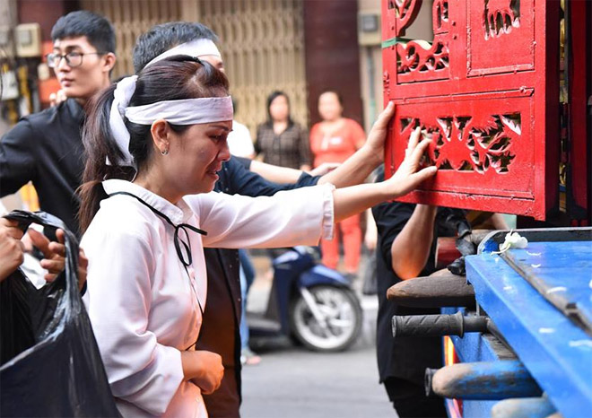 Trèo cây, đu cột để giành chỗ livestream trong lúc chôn cất linh cữu cố NS Anh Vũ - 6