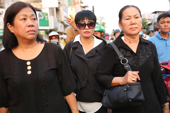 Trèo cây, đu cột để giành chỗ livestream trong lúc chôn cất linh cữu cố NS Anh Vũ - 10