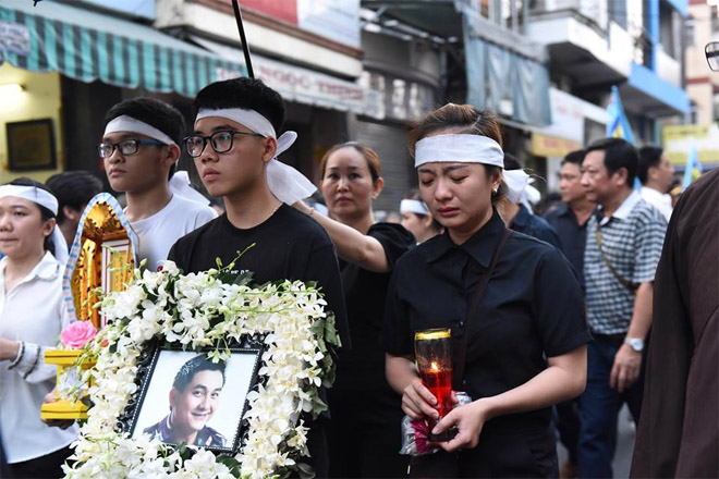 Trèo cây, đu cột để giành chỗ livestream trong lúc chôn cất linh cữu cố NS Anh Vũ - 7