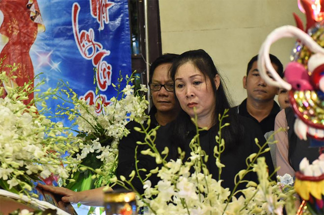 Trèo cây, đu cột để giành chỗ livestream trong lúc chôn cất linh cữu cố NS Anh Vũ - 14