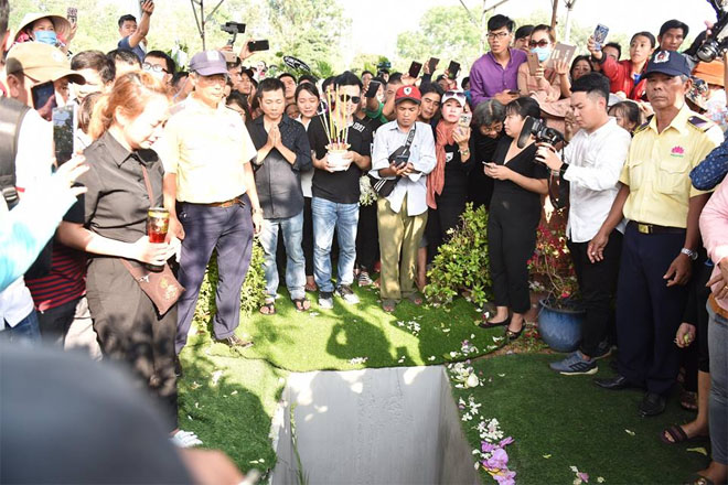 Trèo cây, đu cột để giành chỗ livestream trong lúc chôn cất linh cữu cố NS Anh Vũ - 6