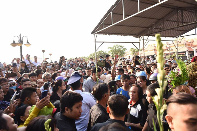 Trèo cây, đu cột để giành chỗ livestream trong lúc chôn cất linh cữu cố NS Anh Vũ - 15