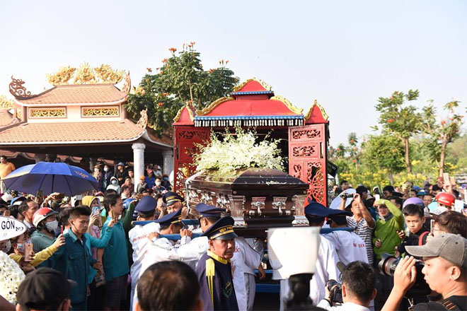 Trèo cây, đu cột để giành chỗ livestream trong lúc chôn cất linh cữu cố NS Anh Vũ - 12