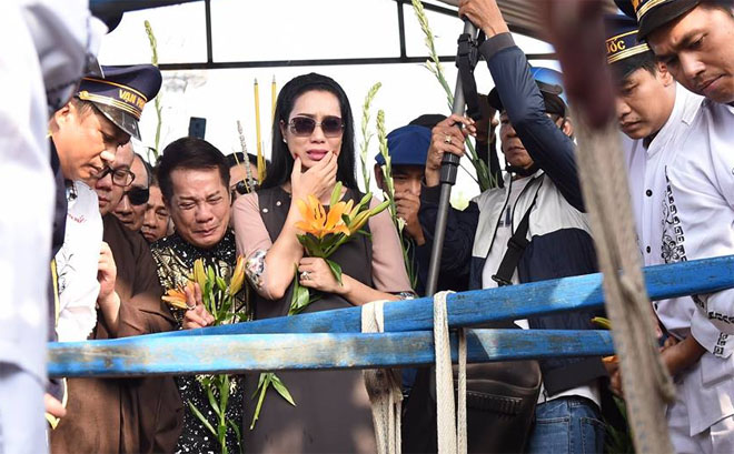 Trèo cây, đu cột để giành chỗ livestream trong lúc chôn cất linh cữu cố NS Anh Vũ - 8