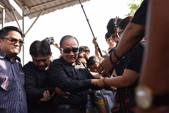 Trèo cây, đu cột để giành chỗ livestream trong lúc chôn cất linh cữu cố NS Anh Vũ - 7