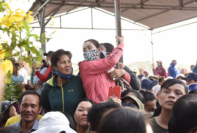 Trèo cây, đu cột để giành chỗ livestream trong lúc chôn cất linh cữu cố NS Anh Vũ - 3