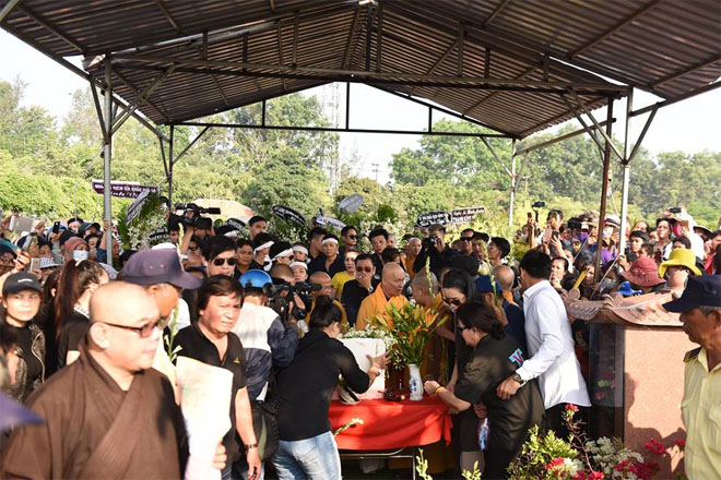 Trèo cây, đu cột để giành chỗ livestream trong lúc chôn cất linh cữu cố NS Anh Vũ - 5