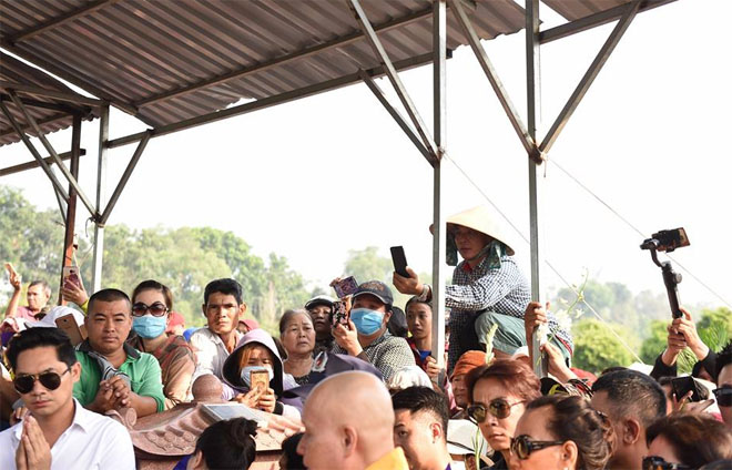 Trèo cây, đu cột để giành chỗ livestream trong lúc chôn cất linh cữu cố NS Anh Vũ - 2