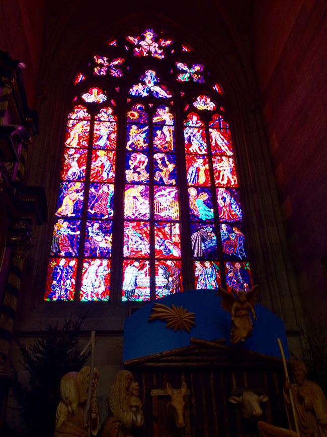 Những hình khắc bằng đá màu trên ô cửa sổ trong các nhà thờ, hình ảnh đặc trưng quen thuộc mang đậm phong cách châu Âu