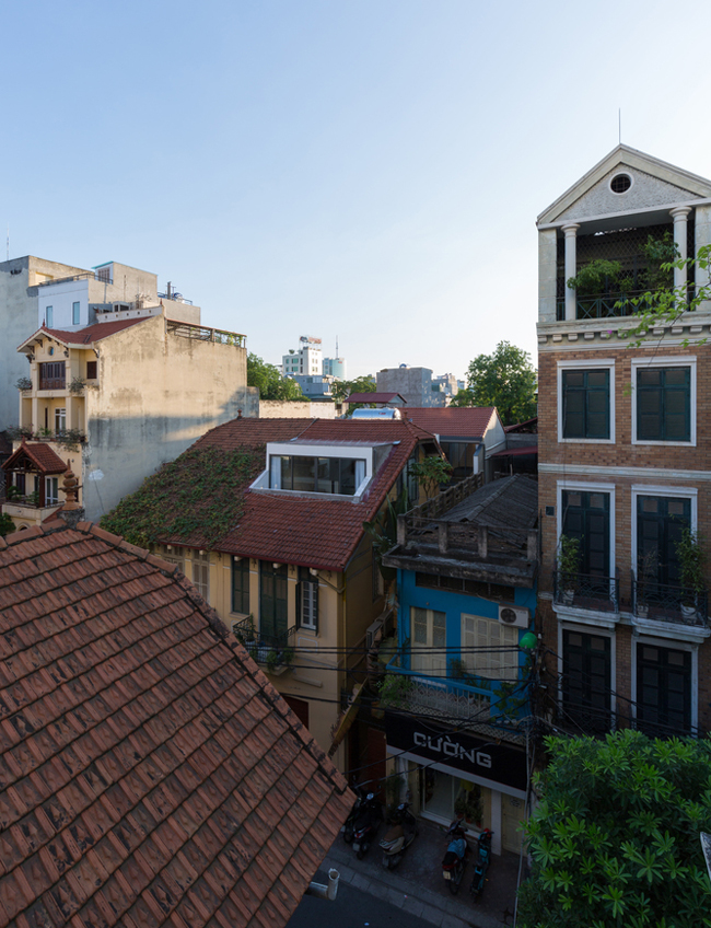 Việc có một không gian sống thoải mái hơn trong những ngôi nhà cũ và chật chội ở phố cổ Hà Nội luôn là mong muốn của hầu hết cư dân sống ở đây.