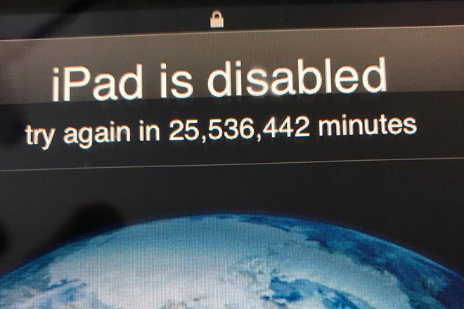 Chờ đợi… 48 năm để mở khóa iPad vì con trẻ nghịch dại - 1