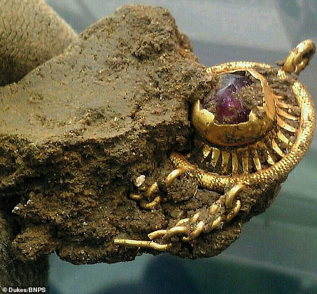 Anh: Dò kim loại, tìm thấy báu vật của vua trị giá hơn 450 triệu đồng - 1