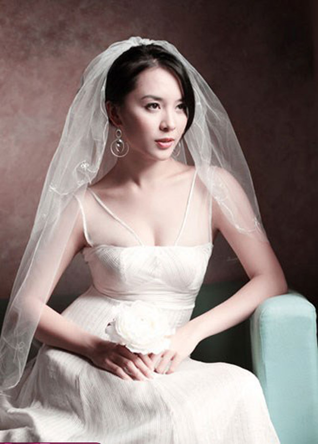 Tháng 8/2011, Dương Trương Thiên Lý gây bất ngờ khi kết hôn với doanh nhân Nguyễn Quốc Toàn hay còn được gọi là Tony Toàn, hơn cô 27 tuổi.