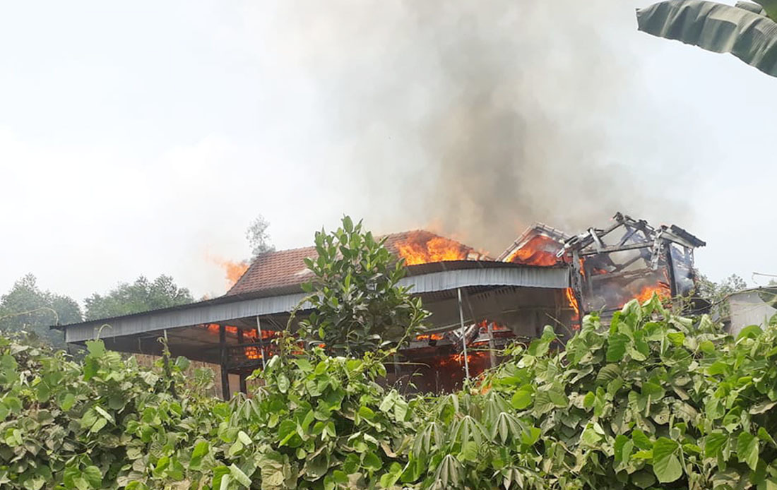 Ngôi nhà 5 gian bùng cháy giữa trưa, tìm thấy 1 thi thể - 1