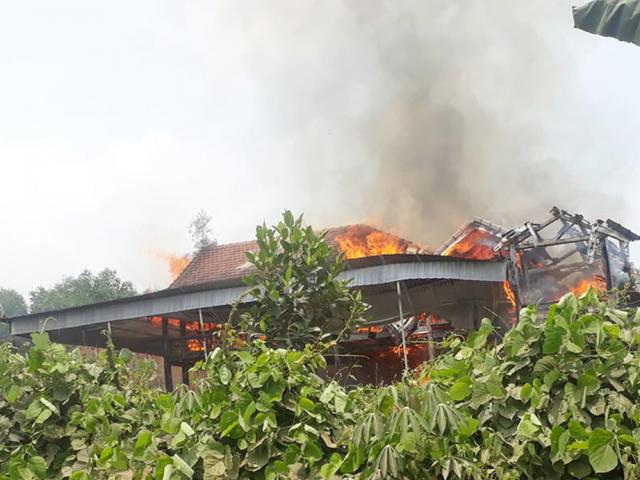 Tin tức trong ngày - Ngôi nhà 5 gian bùng cháy giữa trưa, tìm thấy 1 thi thể