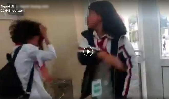 Bạn bè reo hò trong khi nữ sinh bị túm tóc, đánh túi bụi - 1