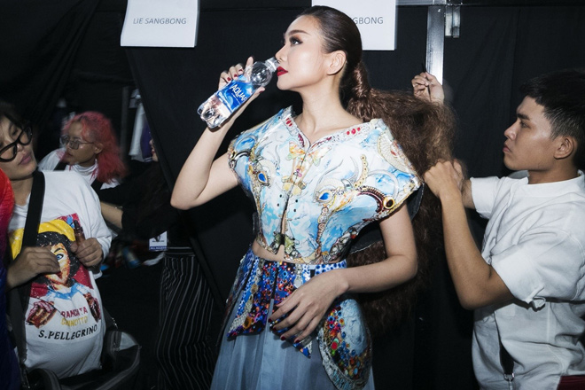 Vừa làm vedette, vừa hóa nữ hoàng thảm đỏ Aquafina VIFW: Chỉ có thể là Thanh Hằng! - 4