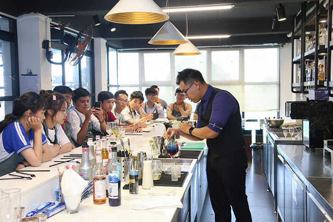Cùng học sinh trường THPT chuyên Bảo Lộc trải nghiệm các nghề F&B - 4
