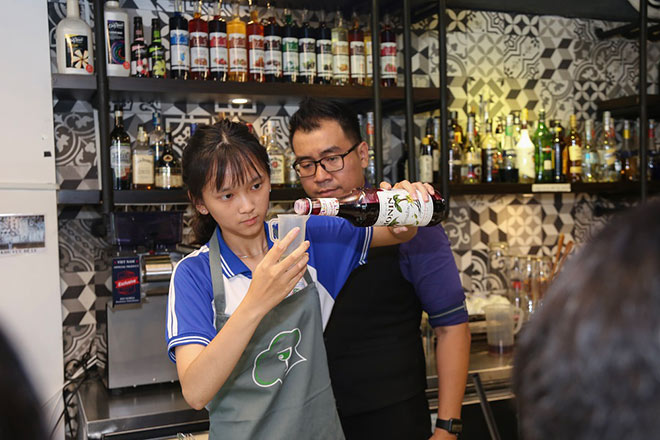 Cùng học sinh trường THPT chuyên Bảo Lộc trải nghiệm các nghề F&B - 5