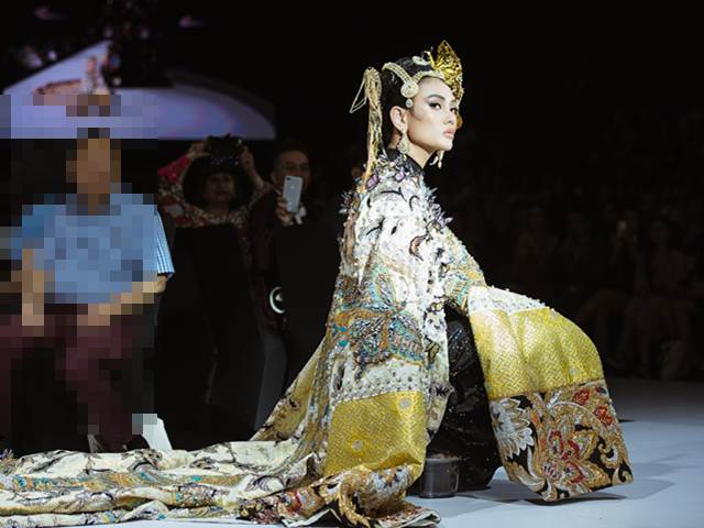 Thời trang - Võ Hoàng Yến ngã dúi dụi trên sàn diễn vì giày 20cm