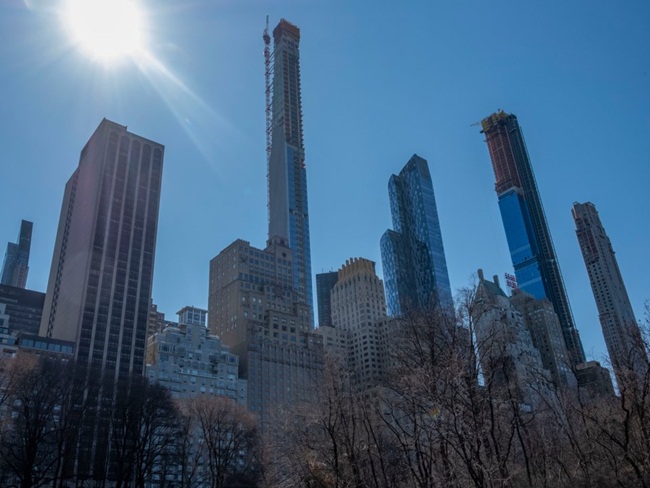 Khu vực này nằm ở phía Nam công viên Trung tâm ở New York với loạt các tòa tháp cao tầng sang chảnh nằm giữa đường số 57 và đường số 59, kéo từ đại lộ số 2 tới đại lộ số 8.