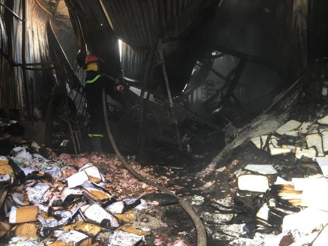 Tin tức trong ngày - Vụ cháy 8 người chết: Nhà xưởng không phép, phường đùn đẩy trách nhiệm