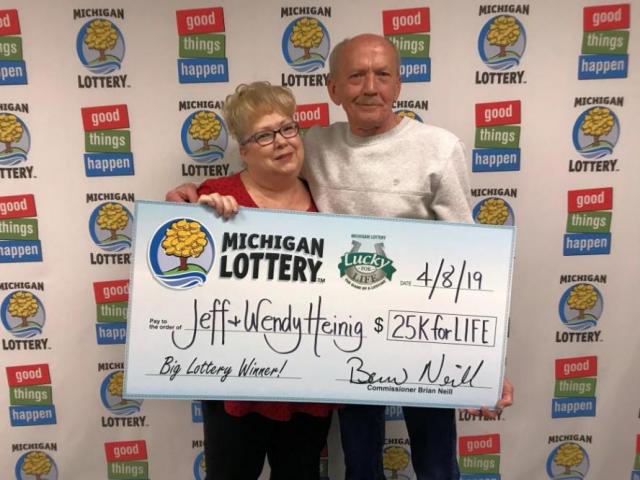 Phi thường - kỳ quặc - Vứt vé số vào thùng rác, biết trúng “một đống tiền” mới cuống cuồng đi tìm