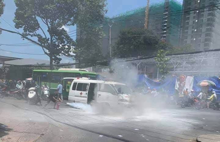 Xe cấp cứu bốc cháy trên phố Sài Gòn - 1