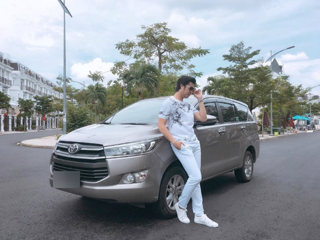 Tháng 3.2018, Vũ Hoàng Mạnh mạnh tay tậu một chiếc xế hộp thương hiệu Toyota làm phương tiện đi lại.