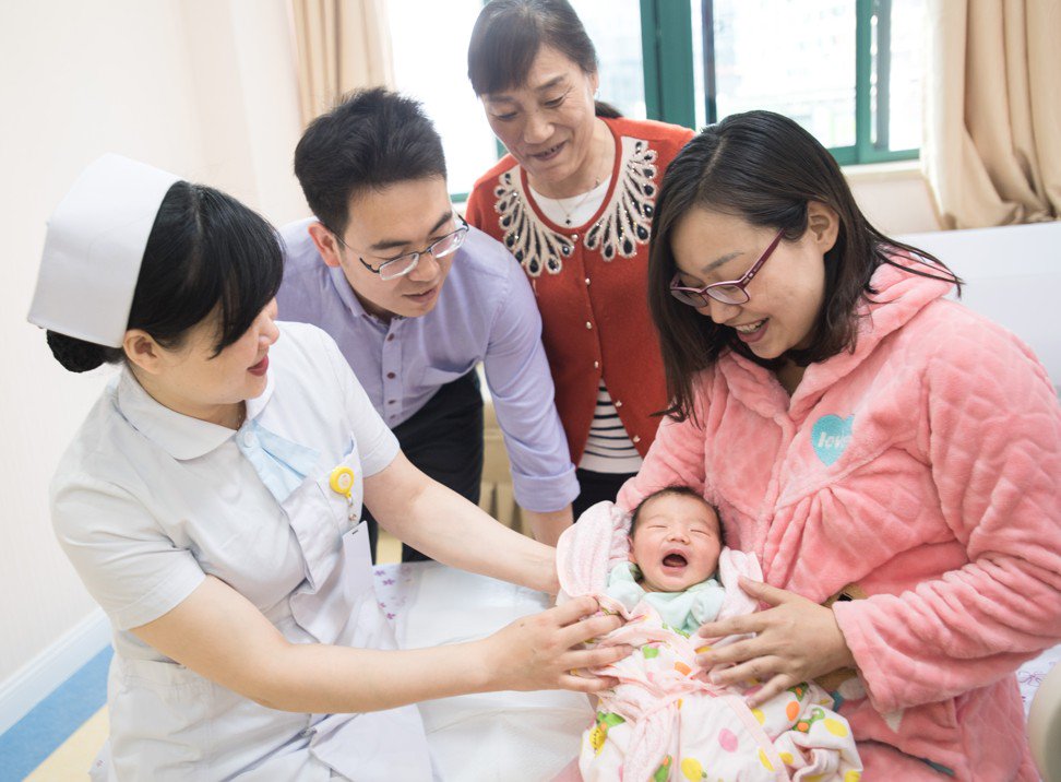 Trung Quốc sắp hết tiền trả cho người về hưu - 2