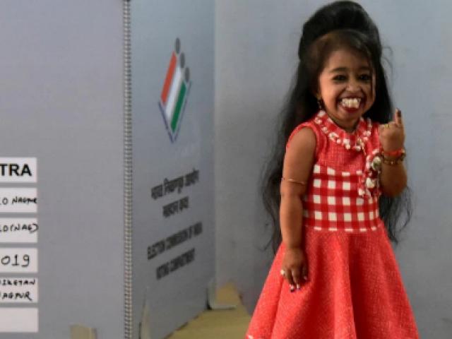 Phi thường - kỳ quặc - Cô gái nhỏ nhất thế giới tham gia cuộc bầu cử lớn nhất hành tinh