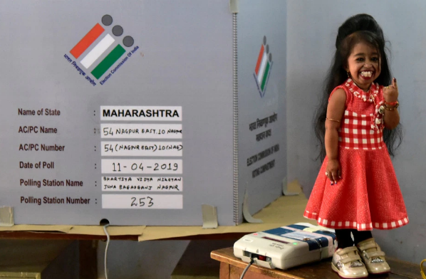 Cô gái nhỏ nhất thế giới tham gia cuộc bầu cử lớn nhất hành tinh - 1