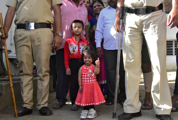 Cô gái nhỏ nhất thế giới tham gia cuộc bầu cử lớn nhất hành tinh - 2