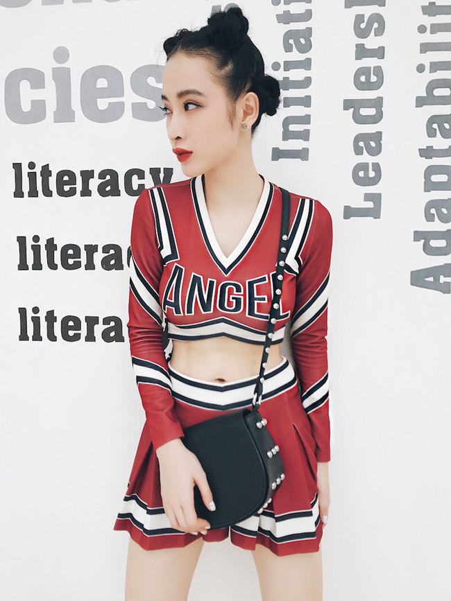 Angela Phương Trinh với set đồ thể thao vô cùng sexy khi diện chân váy tennis với áo croptop hở vòng 2 gợi cảm.