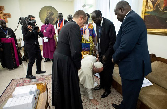 Giáo hoàng Francis quỳ gối hôn chân các lãnh đạo Nam Sudan - 1