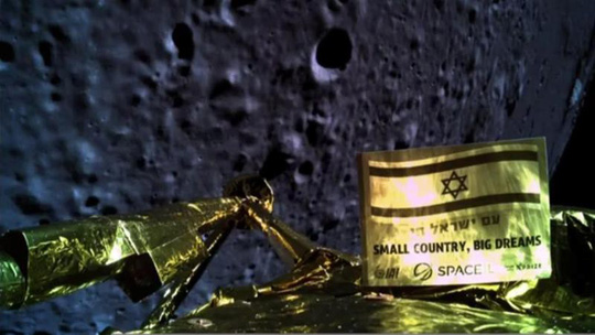 Tàu vũ trụ bổ nhào xuống mặt trăng - 1
