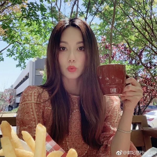 "Mẹ Trương Vô Kỵ" sắp 50 vẫn đẹp như gái son nhờ bí quyết ăn ngon - 3