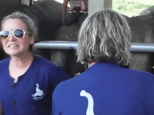 Video Clip Cười - Chị em hoảng hốt khi bất ngờ bị động vật sàm sỡ