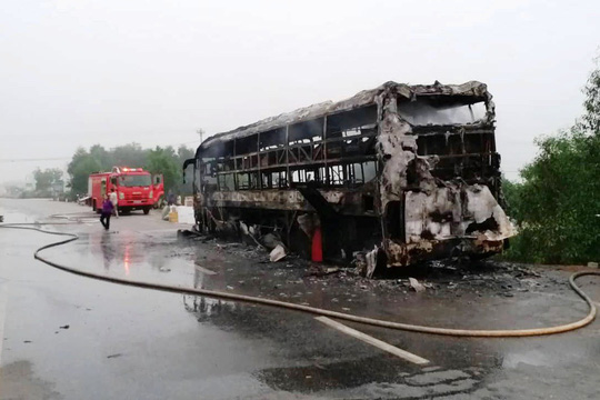 Xe khách bất ngờ bốc cháy dữ dội, 30 hành khách bỏ chạy tán loạn - 1