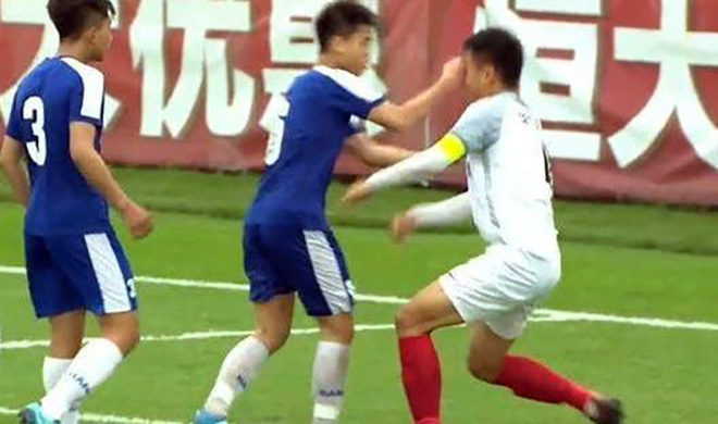 Cầu thủ U17 Hà Nội đấm vào mặt đối thủ Trung Quốc: Nhận án phạt nặng - 1