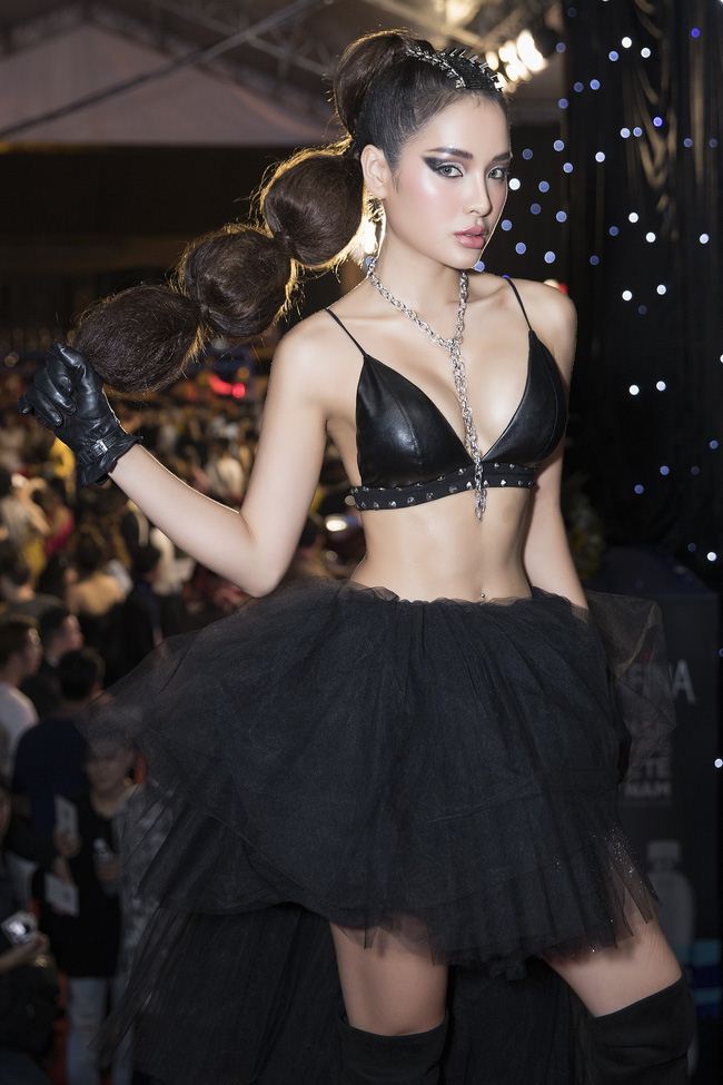 Phương Trinh Jolie mặc một chiếc áo bra màu đen khoe vòng 1 căng tròn, vòng eo nổi cơ cuồn cuộn và lối trang điểm sắc sảo. 
