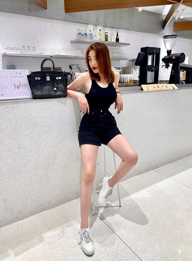 Mặc dù không tiết lộ con số cụ thể nhưng theo Kỳ Duyên, vòng 2 của cô đang có số đo dưới 60cm.