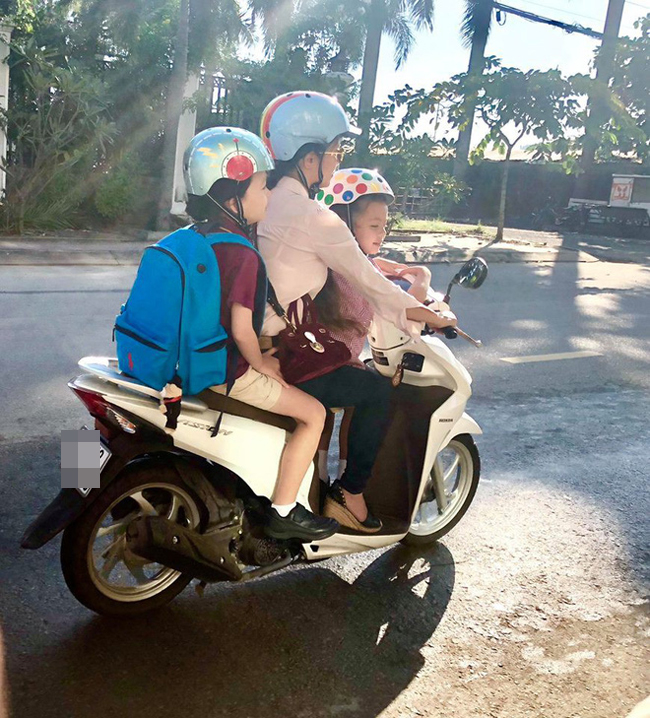 Giữa ồn ào nghi vấn chồng Tây có người thứ ba nên ly hôn, Hồng Nhung đã phủ nhận. Sau khi chia tay, cô chăm sóc hai con và sống ở Việt Nam.