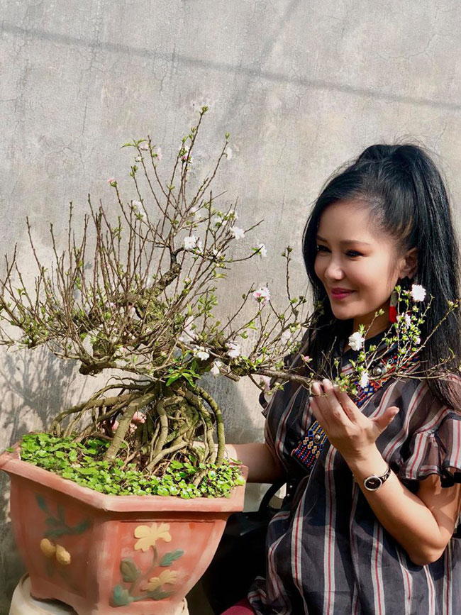 Không khó để nhận ra triết lý sống lạc quan của Hồng Nhung. Cô cho hay mối quan hệ với chồng cũ vẫn tốt đẹp. Cuộc chia tay của cả hai được nhận xét là êm thấm, văn minh.