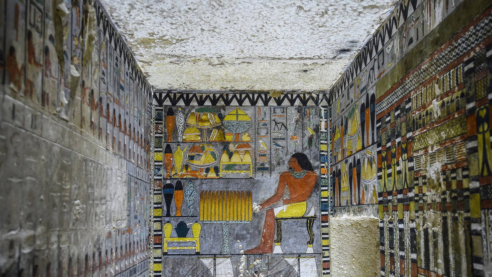 Hé lộ hình ảnh kinh ngạc khi mở mộ cổ Ai Cập 4.400 năm tuổi - 1