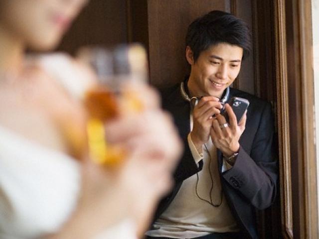 Đang hàn gắn hôn nhân chồng vẫn nhắn tin "tâm sự trong sáng" với bồ cũ già - 2